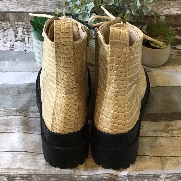 Women's Urban Outfitters Lace-Up Boots Size 7 - Picture 3 of 10